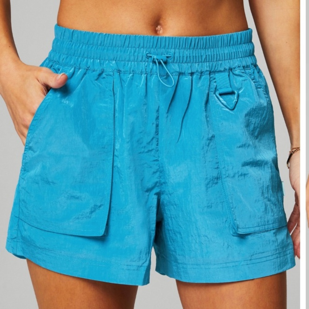 Fabletics riptide blue Heights Shimmer Cargo Shorts. Size XL